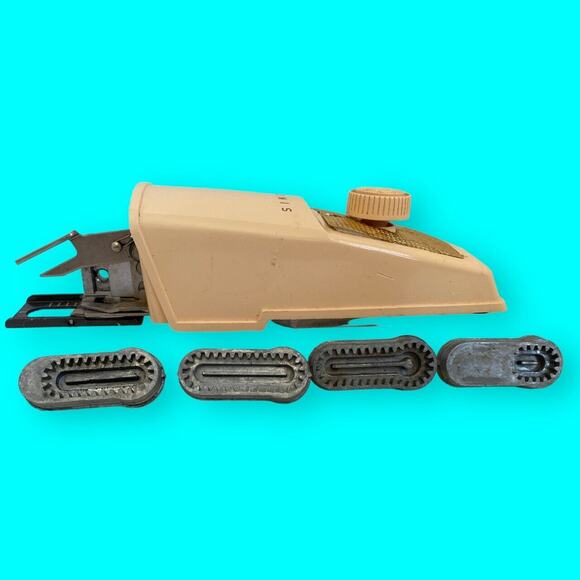 VINTAGE 1960'S SINGER BUTTONHOLER WITH GREEN CASE, BOOK AND ATTACHMENTS - Picture 7 of 12